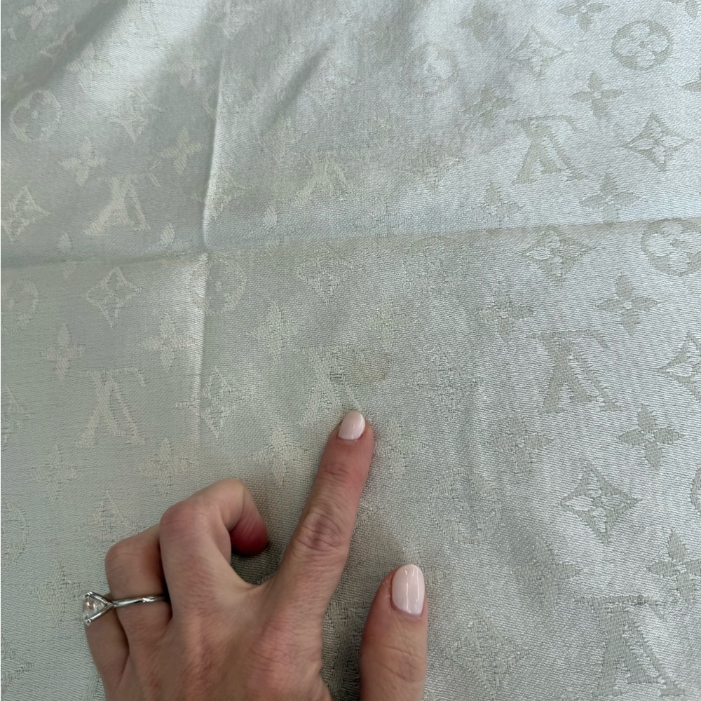 Louis Vuitton Monogram Ivory/White Silk Wool Blend Scarf - Picture 6 of 7